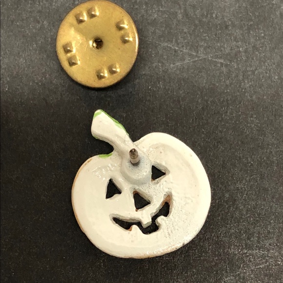 60's ENAMEL MOUSE & ENAMEL JACK‘O LANTERN BROOCHES - Picture 11 of 12